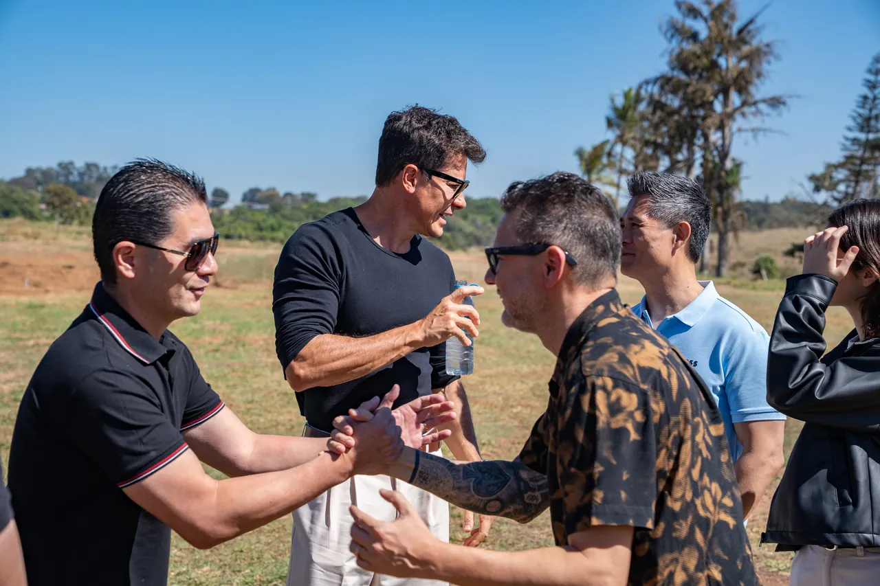 Rodrigo Faro e convidados no lançamento.